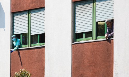 750 korisnika Doma za starije i nemoćne u Splitu i s covid potvrdama ne smije van. Ravnatelj ih zatvorio jer je bilo proboja virusa unatoč procijepljenosti