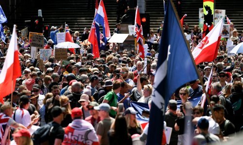Tisuće prosvjednika protiv nametanja cijepljenja u Melbourneu, manje grupe izašle na ulicu i kako bi podržale mjere