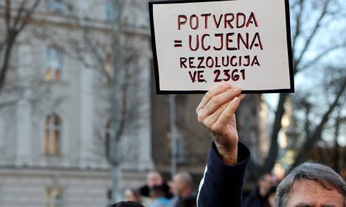 Prosvjednici protiv covid mjera okupili se u Šibeniku; prošli od gradske i županijske uprave; spominjali NDH i naciste