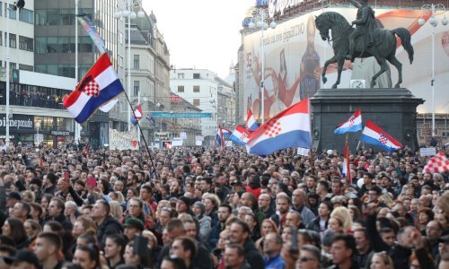 [FOTO] Prosvjed protiv covid potvrda: Miro Bulj pobrao ovacije, tisuće ljudi skandirale ime lijeka protiv parazita