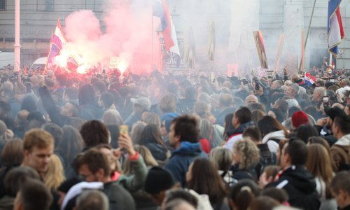 Prosvjednici napali RTL-ova novinara: 'Dobio sam lakat u rebra i dva šamara s leđa'; okružili i ekipu Nove TV