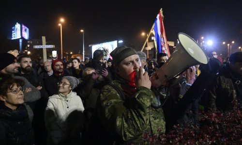 [FOTO] Prosvjednici došli pred HRT i poručili: Svijetom vladaju Bill Gates, talmudisti i soroševci