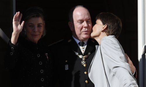 Samo nekoliko sati nakon što je svijetu objavio da mu je supruga hospitalizirana, princ Albert ne odvaja se od sestara