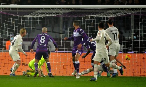 [FOTO] Ludi okršaj u Firenzi, Milan doživio prvi poraz u prvenstvu; 'Rossoneri' tri puta pogodili mrežu domaćina, ali nije bilo dovoljno
