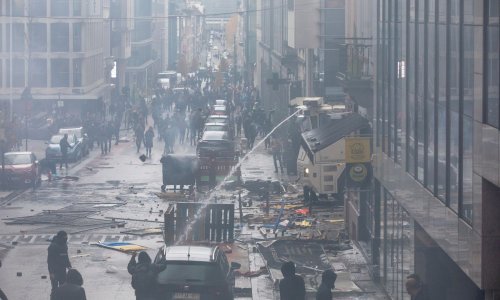 [VIDEO, FOTO] Sukob policije i prosvjednika protiv korona mjera u srcu Europe