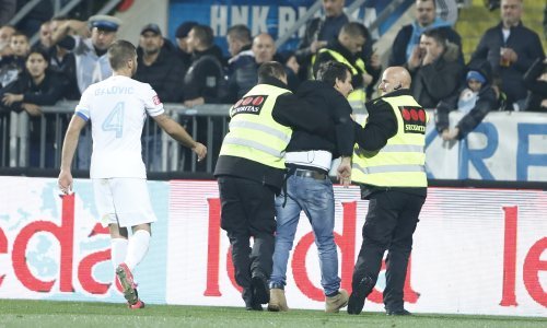 MUP objavio kakvu će brutalnu kaznu dobiti dva huligana iz Rijeke koji su utrčali na travnjak, od kojih je jednog nokautirao šef osiguranja Hajduka