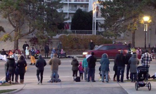 [FOTO/VIDEO] Automobilom se zaletio u mnoštvo na paradi i ubio petero ljudi, policija otvorila vatru
