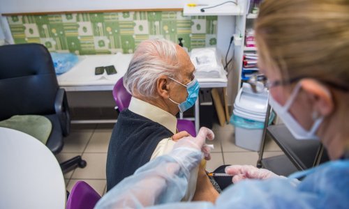 Mađari u redovima za cijepljenje zbog porasta covid slučajeva u Europi