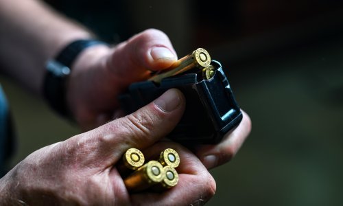 U kući držao arsenal oružja i streljiva, a tijekom subote je u zanosu pucao puškom u zrak