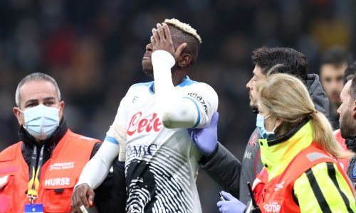 [FOTO] Najbolji strijelac Napolija Victor Osimhen teško ozlijeđen u sudaru glavama sa Slovakom Škriniarom; zbog višestrukih prijeloma mora na operaciju