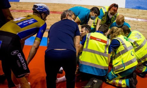 Posljedice teškog pada britanske biciklističke zvijezde: dva slomljena rebra i pneumotoraks, prenoćio je u bolnici