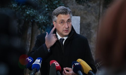 [FOTO/VIDEO] Plenković o političarima na prosvjedu: Svi ti junaci se boje male bijele vatice. Ako im je vatica problem, nisu junaci nego slabići, paraziti i politički profiteri