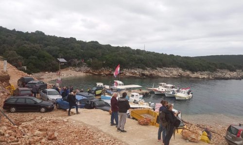 [FOTO] Mještani Ilovika automobilima spriječili početak radova u luci Mrtvaškoj, traže da im se osigura svakodnevna brodska veza s Lošinjem