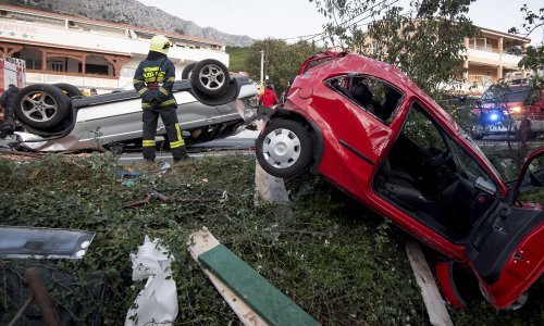 [FOTO] Teška nesreća na Jadranskoj magistrali: Sudarilo se pet vozila u Sumpetru, dvije osobe prevezene u KBC Split