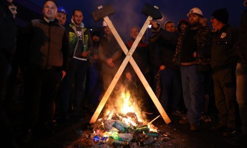 [FOTO/VIDEO] Duga i hladna noć pred rudarima u Sarajevu: Poručili da ne odustaju od zahtjeva, građani im donose hranu, čaj i deke