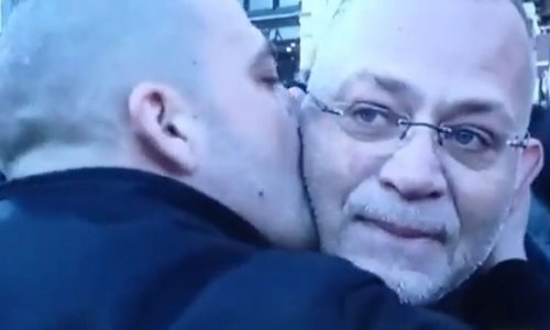 [VIDEO] Prosvjednik poljubio Zlatka Hasanbegovića na Trgu, pogledajte njegovu reakciju