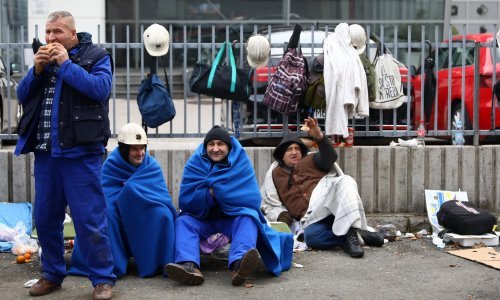 Rudari prenoćili pred zgradom vlade u Sarajevu, nastavljaju prosvjed, zasvirao im Dubioza kolektiv