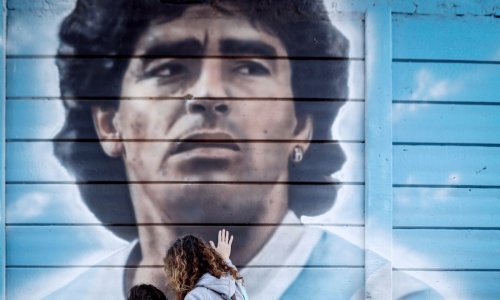 Prije godinu dana umro je Maradona. Kontroverzni detalji oko pravog uzroka smrti, njegova nasljedstva te obitelji koja je međusobno zaratila šokirali su mnoge, ali to nije sve