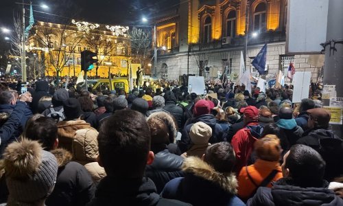 [FOTO/VIDEO] Tisuće ljudi na ulicama Beograda prosvjedovale protiv novih zakona i rudarske kompanije Rio Tinto: 'Srbija nije na prodaju i neće biti ničija kolonija!'