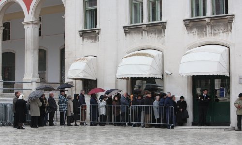 Muškarac u Fini u Splitu odbio staviti zaštitnu masku pa izudarao dvojicu zaštitara, završio je u pritvoru