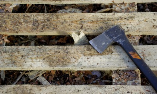 Muškarac sjekirom i starinskim vatrenim oružjem nasrnuo na djelatnike 'pauka', završio je u zatvoru