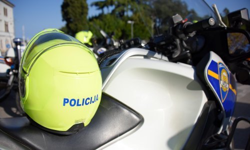 Lažni policajac nazvao staricu u Puli i uvjerio je da ode u banku i preda mu životnu ušteđevinu