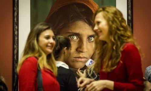 Sjećate se Afganistanke zelenih očiju s naslovnice National Geographica? Pobjegla je od talibana, a utočište joj je pružila Italija