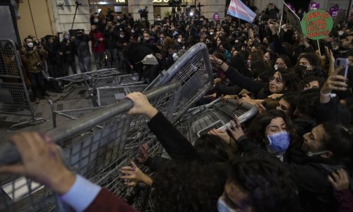 [FOTO] Turska policija suzavcem na žene koje prosvjeduju protiv rodnog nasilja