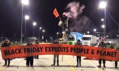 Crni petak za Jeffa Bezosa: Aktivisti Extinction Rebelliona blokirali 13 Amazonovih skladišta