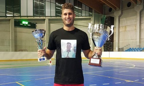 U slobodno vrijeme gine za mali nogomet, a preko dana vodi tim od 14 ljudi u ozbiljnoj firmi