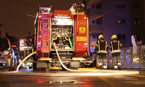 [FOTO] Požar u Krapinskoj na zagrebačkoj Trešnjevci: Vatrogasci na terenu