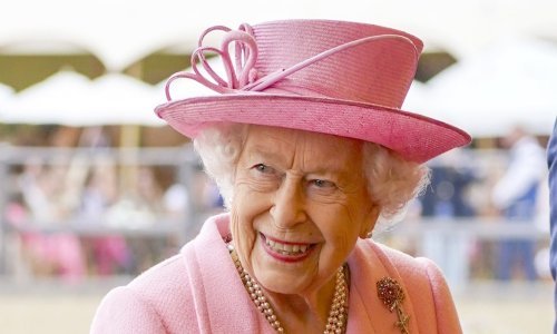 Nakon što su se svi zabrinuli zbog njezinog zdravstvenog stanja, kraljica Elizabeta poručuje kako se osjeća puno bolje i raduje se Božiću koji će provesti u krugu obitelji