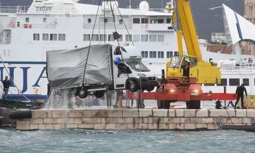 [FOTO/VIDEO] Kamion izvlačili iz mora u Splitu, ali je onda opet završio na dnu. Izvukli su ga iz drugog pokušaja