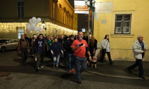 Prosvjednike protiv COVID potvrda na Radićevoj zaustavila interventna policija, ali su se ipak dokopali Markovog trga