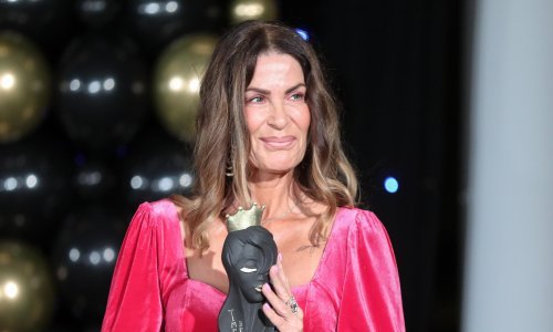 Ana Sasso istaknula je vitku, istreniranu figuru, ali mogla je malo pojačati make up i poraditi na frizuri, pokoji vikler ne bi joj škodio