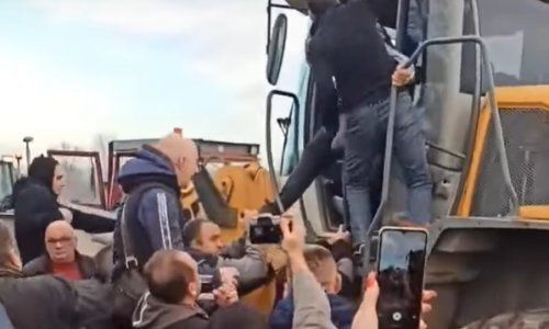 [VIDEO] Kaos u Srbiji: Zbog rudnika litija bagerom krenuli na prosvjednike, aktiviste napali i s letvama i čekićima