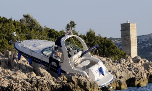Petero ljudi skokom u more preživjelo nalet jahte
