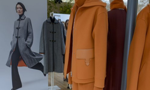 Ovaj ultraluksuzni modni brend gaji dubok prezir prema bombastičnom brendiranju, a za novog vlasnika imali su samo jedan zahtjev - da nikad u tvrtku ne dovede slavnog dizajnera