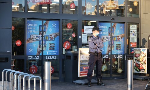 [FOTO] U trgovačkom centru u Splitu ubijena žena, očevici javljaju da je više puta izbodena nožem!