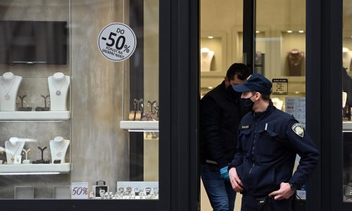 Muškarac u centru Zagreba u zlatarni zgrabio nakit i počeo bježati; nakit mu je ispao, a on je uhićen