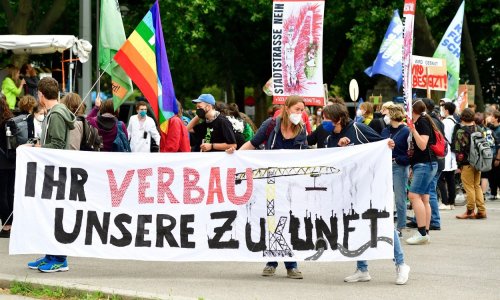 Napeto u Beču: Policija rasturila klimatski prosvjed, privodi aktiviste koji prijete da će se vezati lancima