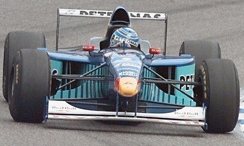 [VIDEO] Bivši vozač Formule 1 pronašao kacigu koja mu je ukradena prije više od 23 godine; njegov prijatelj uočio je žensku osobu na biciklu, a onda...