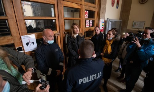 [FOTO] Kaos ispred zadarske Gradske vijećnice: Nastala vriska i galama, stigao policajac, vijećnik se bojao za svoj život...
