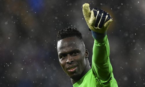 Iako je jedan od najboljih igrača, s 3,5 milijuna eura godišnje plaće je među najslabije plaćenima u klubu. Chelsea je tome odlučio stati na kraj