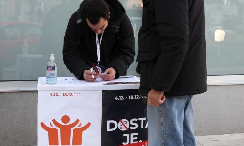 [FOTO] Počelo prikupljanja potpisa za Mostovu referendumsku inicijativu protiv covid potvrda