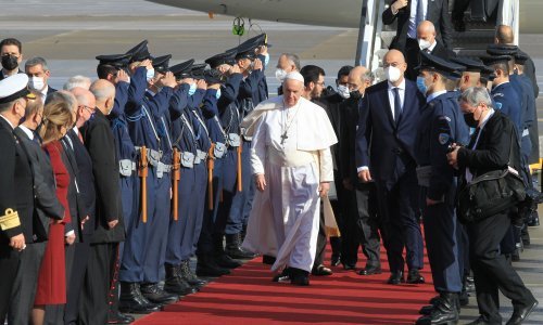 [FOTO] Papa Franjo stigao u Grčku: Europu razdire nacionalistički egoizam u vezi s migracijama