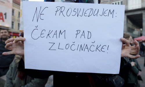 Nastavljeni antivakserski prosvjedi, okupljeni skandirali imena uhićenih: ‘Srušit ćemo Vladu 18.12.!‘