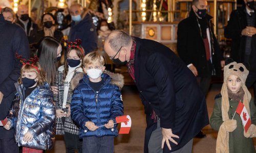 Princ Albert s blizancima otvorio božićno selo, a umjesto princeze Charlene i ovoga puta društvo im je pravila njegova rodbina