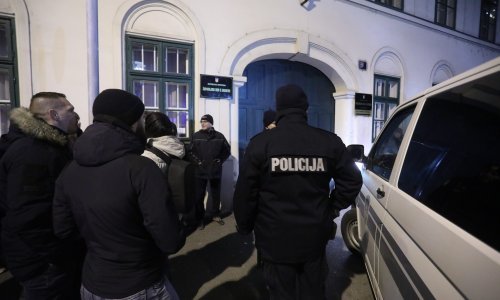 [FOTO] Francišković ostaje u zatvoru, Kovačević ide na slobodu. Prosvjednici im došli dati podršku