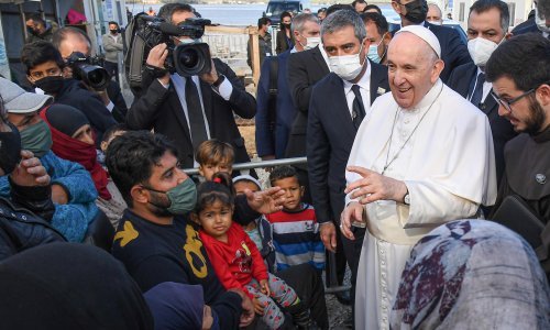 [FOTO] Papa na otoku izbjeglica: Ne eksploatirajte migrante u političke svrhe